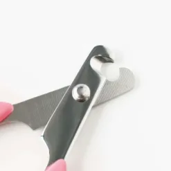 易於切割的高角度刀片表面，刀片角度放下，易於進入指甲，平滑的切割舒適度減輕了負擔，不易損壞指甲。對寵物友好且難以討厭的指甲刀。前端沒有彎曲，為直線型，因此設計為易於傳遞夾持力。 它也可以用於小型犬。 產於傳統刀具之鄉岐阜縣關市。 &nbsp; &nbsp; 材質： 本體：ABS樹脂 刀刃：不鏽鋼 適用對象：犬貓適用 &nbsp; 商品規格： 指甲刀 / 長60×寬92×高8mm