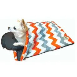 -帶有斯堪的納維亞風味的時尚人字形圖案。它是雙面用的。 - 在戶外、露營或外出時用作睡袋或墊子。 - 也可用作房間內的床。推薦給貓和小型犬。 -帶坐墊和儲物袋。