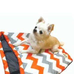 -帶有斯堪的納維亞風味的時尚人字形圖案。它是雙面用的。 - 在戶外、露營或外出時用作睡袋或墊子。 - 也可用作房間內的床。推薦給貓和小型犬。 -帶坐墊和儲物袋。