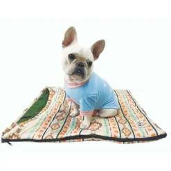 -一種時尚的原生圖案。它是雙面用的。 - 在戶外、露營或外出時用作睡袋或墊子。 - 也可用作房間內的床。推薦給貓和小型犬。 -帶坐墊和儲物袋。