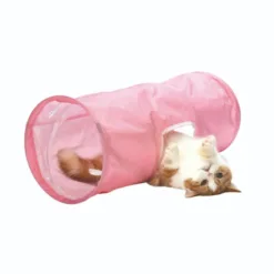 ・貓壹的人氣產品「貓隧道」現在尺寸變得緊湊了！我們根據客戶的回饋更新了尺寸，他們希望保留貓咪一直喜歡的隧道。與常規產品相比，長度為-27cm，直徑為-5cm。它的尺寸很好，即使你把它放在房間裡也不會妨礙。 ・貓隧道採用貓咪喜歡的沙沙作響材料製成的兩層結構。與傳統的一層類型相比，乾燥程度有所提高。而且，貓跑過的隧道底部是三層結構，裡面有脆皮材質★每次貓踏入或跑過時，都會發出沙沙的聲音和嘎吱嘎吱的聲音，好玩到讓你想吃一遍又一遍地玩它。 ・貓隧道的中央有一個小窗戶。你可以透過小窗戶倒貓砂來和貓咪玩耍。您可能會看到與獨自玩耍時不同的表情。另一個很棒的功能是，你可以透過小窗戶看到貓咪在隧道裡放鬆、尋找玩具等。 ・如果你的貓真的很喜歡隧道，你會想把它一直放在你的房間裡。外觀是簡單的純粉紅色。裡面是白色的，有粉紅色的爪子圖案。它的設計簡單，很容易放置在您的房間裡，但也增添了可愛感。 ·我喜歡貓！由沙沙作響的材料製成的隧道。每當你的貓跳進去或跑過它時，它都會發出嘎吱嘎吱的聲音，它一定會讓你的貓每天都開心。一個人也能享受玩耍的樂趣。 ・中等大小的貓隧道也可以用作貓的私人空間。當你玩累了的時候，你可以把它當作床或房子來睡覺。經過大量玩耍後，您可以將貓咪的玩具存放在隧道中，並將其用作簡單的玩具箱。有無限種玩法和使用方式！