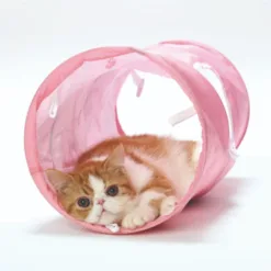 ・貓壹的人氣產品「貓隧道」現在尺寸變得緊湊了！我們根據客戶的回饋更新了尺寸，他們希望保留貓咪一直喜歡的隧道。與常規產品相比，長度為-27cm，直徑為-5cm。它的尺寸很好，即使你把它放在房間裡也不會妨礙。 ・貓隧道採用貓咪喜歡的沙沙作響材料製成的兩層結構。與傳統的一層類型相比，乾燥程度有所提高。而且，貓跑過的隧道底部是三層結構，裡面有脆皮材質★每次貓踏入或跑過時，都會發出沙沙的聲音和嘎吱嘎吱的聲音，好玩到讓你想吃一遍又一遍地玩它。 ・貓隧道的中央有一個小窗戶。你可以透過小窗戶倒貓砂來和貓咪玩耍。您可能會看到與獨自玩耍時不同的表情。另一個很棒的功能是，你可以透過小窗戶看到貓咪在隧道裡放鬆、尋找玩具等。 ・如果你的貓真的很喜歡隧道，你會想把它一直放在你的房間裡。外觀是簡單的純粉紅色。裡面是白色的，有粉紅色的爪子圖案。它的設計簡單，很容易放置在您的房間裡，但也增添了可愛感。 ·我喜歡貓！由沙沙作響的材料製成的隧道。每當你的貓跳進去或跑過它時，它都會發出嘎吱嘎吱的聲音，它一定會讓你的貓每天都開心。一個人也能享受玩耍的樂趣。 ・中等大小的貓隧道也可以用作貓的私人空間。當你玩累了的時候，你可以把它當作床或房子來睡覺。經過大量玩耍後，您可以將貓咪的玩具存放在隧道中，並將其用作簡單的玩具箱。有無限種玩法和使用方式！