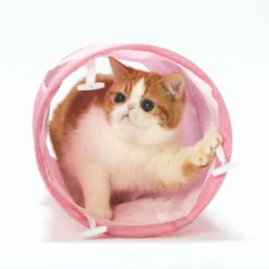 ・貓壹的人氣產品「貓隧道」現在尺寸變得緊湊了！我們根據客戶的回饋更新了尺寸，他們希望保留貓咪一直喜歡的隧道。與常規產品相比，長度為-27cm，直徑為-5cm。它的尺寸很好，即使你把它放在房間裡也不會妨礙。 ・貓隧道採用貓咪喜歡的沙沙作響材料製成的兩層結構。與傳統的一層類型相比，乾燥程度有所提高。而且，貓跑過的隧道底部是三層結構，裡面有脆皮材質★每次貓踏入或跑過時，都會發出沙沙的聲音和嘎吱嘎吱的聲音，好玩到讓你想吃一遍又一遍地玩它。 ・貓隧道的中央有一個小窗戶。你可以透過小窗戶倒貓砂來和貓咪玩耍。您可能會看到與獨自玩耍時不同的表情。另一個很棒的功能是，你可以透過小窗戶看到貓咪在隧道裡放鬆、尋找玩具等。 ・如果你的貓真的很喜歡隧道，你會想把它一直放在你的房間裡。外觀是簡單的純粉紅色。裡面是白色的，有粉紅色的爪子圖案。它的設計簡單，很容易放置在您的房間裡，但也增添了可愛感。 ·我喜歡貓！由沙沙作響的材料製成的隧道。每當你的貓跳進去或跑過它時，它都會發出嘎吱嘎吱的聲音，它一定會讓你的貓每天都開心。一個人也能享受玩耍的樂趣。 ・中等大小的貓隧道也可以用作貓的私人空間。當你玩累了的時候，你可以把它當作床或房子來睡覺。經過大量玩耍後，您可以將貓咪的玩具存放在隧道中，並將其用作簡單的玩具箱。有無限種玩法和使用方式！
