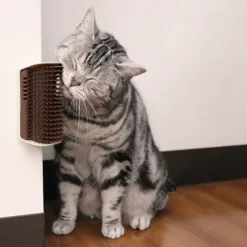 貓用自我梳理刷，可貼在柱子、牆壁的直角、平面等各種地方。 顏色與內飾相匹配。 刷子部分可以從固定部分取下來使用。 使用雙面膠帶即可輕鬆安裝。 即使弄髒了，也可以通過取下刷子輕鬆清潔。 配有遮蔽膠帶，可防止損壞牆壁。 還可以安裝在家具腿（直徑約30至40毫米）上。 &nbsp;