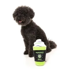 我們的居民 FuzzYard Barkrista 剛剛創造了令人流口水的 Monster Brew！ 舔一口這種誘人的啤酒，你的小狗就會用右爪子離開。 FuzzYard 萬聖節主題的超級毛絨狗玩具是在澳大利亞設計的，配有吱吱聲，帶來有趣的玩耍樂趣，深受全球狗的喜愛。 特徵： 澳大利亞設計 可機洗 100% 滌綸，帶有內部發聲器。 顏色安全，無毒，無過敏性。 尺寸（大約）：高 15.24 厘米（6 英寸）x 寬 9.4 厘米（3.7 英寸）