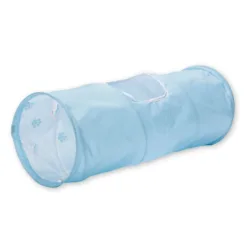 ・貓壹的人氣產品「貓隧道」現在尺寸變得緊湊了！我們根據客戶的回饋更新了尺寸，他們希望保留貓咪一直喜歡的隧道。與常規產品相比，長度為-27cm，直徑為-5cm。它的尺寸很好，即使你把它放在房間裡也不會妨礙。 ・貓隧道採用貓咪喜歡的沙沙作響材料製成的兩層結構。與傳統的一層類型相比，乾燥程度有所提高。而且，貓跑過的隧道底部是三層結構，裡面有脆皮材質★每次貓踏入或跑過時，都會發出沙沙的聲音和嘎吱嘎吱的聲音，好玩到讓你想吃一遍又一遍地玩它。 ・貓隧道的中央有一個小窗戶。你可以透過小窗戶倒貓砂來和貓咪玩耍。您可能會看到與獨自玩耍時不同的表情。另一個很棒的功能是，你可以透過小窗戶看到貓咪在隧道裡放鬆、尋找玩具等。 ・如果你的貓真的很喜歡隧道，你會想把它一直放在你的房間裡。外觀是簡單的純粉藍色。裡面是白色的，有粉藍色的爪子圖案。它的設計簡單，很容易放置在您的房間裡，但也增添了可愛感。 ·我喜歡貓！由沙沙作響的材料製成的隧道。每當你的貓跳進去或跑過它時，它都會發出嘎吱嘎吱的聲音，它一定會讓你的貓每天都開心。一個人也能享受玩耍的樂趣。 ・中等大小的貓隧道也可以用作貓的私人空間。當你玩累了的時候，你可以把它當作床或房子來睡覺。經過大量玩耍後，您可以將貓咪的玩具存放在隧道中，並將其用作簡單的玩具箱。有無限種玩法和使用方式！