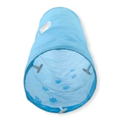 ・貓壹的人氣產品「貓隧道」現在尺寸變得緊湊了！我們根據客戶的回饋更新了尺寸，他們希望保留貓咪一直喜歡的隧道。與常規產品相比，長度為-27cm，直徑為-5cm。它的尺寸很好，即使你把它放在房間裡也不會妨礙。 ・貓隧道採用貓咪喜歡的沙沙作響材料製成的兩層結構。與傳統的一層類型相比，乾燥程度有所提高。而且，貓跑過的隧道底部是三層結構，裡面有脆皮材質★每次貓踏入或跑過時，都會發出沙沙的聲音和嘎吱嘎吱的聲音，好玩到讓你想吃一遍又一遍地玩它。 ・貓隧道的中央有一個小窗戶。你可以透過小窗戶倒貓砂來和貓咪玩耍。您可能會看到與獨自玩耍時不同的表情。另一個很棒的功能是，你可以透過小窗戶看到貓咪在隧道裡放鬆、尋找玩具等。 ・如果你的貓真的很喜歡隧道，你會想把它一直放在你的房間裡。外觀是簡單的純粉藍色。裡面是白色的，有粉藍色的爪子圖案。它的設計簡單，很容易放置在您的房間裡，但也增添了可愛感。 ·我喜歡貓！由沙沙作響的材料製成的隧道。每當你的貓跳進去或跑過它時，它都會發出嘎吱嘎吱的聲音，它一定會讓你的貓每天都開心。一個人也能享受玩耍的樂趣。 ・中等大小的貓隧道也可以用作貓的私人空間。當你玩累了的時候，你可以把它當作床或房子來睡覺。經過大量玩耍後，您可以將貓咪的玩具存放在隧道中，並將其用作簡單的玩具箱。有無限種玩法和使用方式！