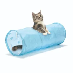 ・貓壹的人氣產品「貓隧道」現在尺寸變得緊湊了！我們根據客戶的回饋更新了尺寸，他們希望保留貓咪一直喜歡的隧道。與常規產品相比，長度為-27cm，直徑為-5cm。它的尺寸很好，即使你把它放在房間裡也不會妨礙。 ・貓隧道採用貓咪喜歡的沙沙作響材料製成的兩層結構。與傳統的一層類型相比，乾燥程度有所提高。而且，貓跑過的隧道底部是三層結構，裡面有脆皮材質★每次貓踏入或跑過時，都會發出沙沙的聲音和嘎吱嘎吱的聲音，好玩到讓你想吃一遍又一遍地玩它。 ・貓隧道的中央有一個小窗戶。你可以透過小窗戶倒貓砂來和貓咪玩耍。您可能會看到與獨自玩耍時不同的表情。另一個很棒的功能是，你可以透過小窗戶看到貓咪在隧道裡放鬆、尋找玩具等。 ・如果你的貓真的很喜歡隧道，你會想把它一直放在你的房間裡。外觀是簡單的純粉藍色。裡面是白色的，有粉藍色的爪子圖案。它的設計簡單，很容易放置在您的房間裡，但也增添了可愛感。 ·我喜歡貓！由沙沙作響的材料製成的隧道。每當你的貓跳進去或跑過它時，它都會發出嘎吱嘎吱的聲音，它一定會讓你的貓每天都開心。一個人也能享受玩耍的樂趣。 ・中等大小的貓隧道也可以用作貓的私人空間。當你玩累了的時候，你可以把它當作床或房子來睡覺。經過大量玩耍後，您可以將貓咪的玩具存放在隧道中，並將其用作簡單的玩具箱。有無限種玩法和使用方式！