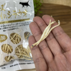 銀魚在日本食品中被視為高級魚類。 將日本本土產的高品質小銀魚原樣冷凍干燥。 一款可以直接吃的生魚凍干。 原汁原味的口感，會讓貓咪更加喜歡。 其中蘊含的豐富營養成分，也能夠讓貓咪吃零食時候補充營養。