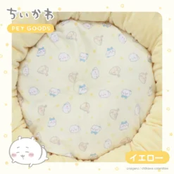 4977324201948 <h3>寵物用品「Chiikawa」登場! 我們希望您的狗或貓在家中度過舒適的放鬆時光。 在此推出「整體圖案寵物床」。</h3> <strong>★光是看著就會讓人感到溫暖、被療癒。</strong> 主體布料採用蓬鬆的超細纖維製成,全身以辣椒字圖案,觸感舒適。 坐墊上繪有千井川、八燒、兔子等圖案,光是看著就讓人感到溫暖安心!蓬鬆舒適,讓你感覺彷彿置身於雲端。 這款蓬鬆的墊子非常適合喜歡毛茸茸的東西的狗和貓,並且會讓您的小睡更加放鬆。 坐墊正面和背面的圖案都是一樣的! <strong>★增加安全感的形狀</strong> 直徑約53公分的圓形形狀,正好適合狗狗和貓蜷縮起來,給它們一種安全感。 有兩種顏色可供選擇:清爽的藍色和華麗的黃色,因此您可以選擇適合您家的內部裝潢和您的狗或貓的個性的顏色。 <strong>★優點</strong> 坐墊可拆卸且易於清潔!它可以手洗,因此您可以始終保持清潔。 不用擔心弄髒,可以放鬆身心,這也是其魅力所在。 <strong>★也可作為室內裝飾</strong> 「Chikawa」全身圖案的寵物床非常適合作為室內裝飾,在SNS上看起來很棒♪ 用您想要向所有人炫耀的設計來點亮您的房間。